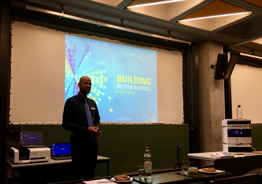 Account Manager Thorsten Gebhardt from Agilent introducing the participants to the HPLC Seminar