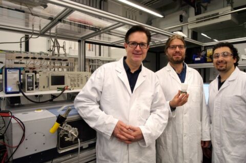 Spectroelectrochemistry laboratory at the Department of Chemistry and Pharmacy, Friedrich-Alexander-Universität Erlangen-Nürnberg. From right to left: Prof. Dr. Jörg Libuda, Dr. Olaf Brummel presenting an infrared spectroscopy cell, and Firas Faisal (PhD student).