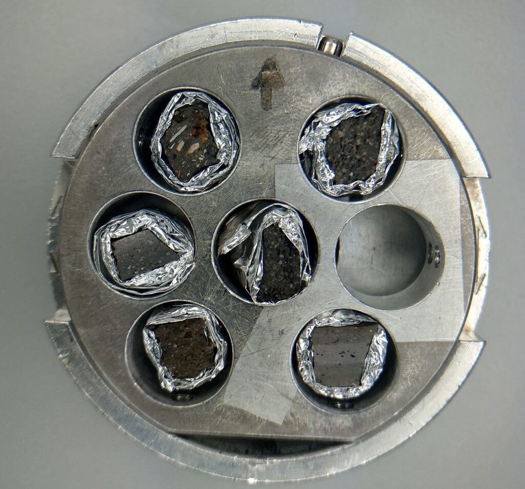 Sample stage for scanning electron microscopy showing the wall cross sections of archaeological samples