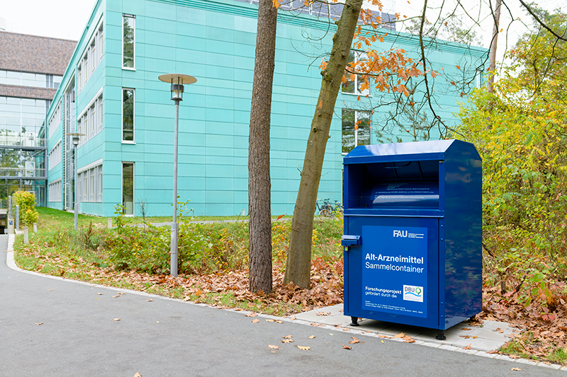 The picture shows the waste container in front of the Chemikum, where the discarded pharmaceuticals are collected.