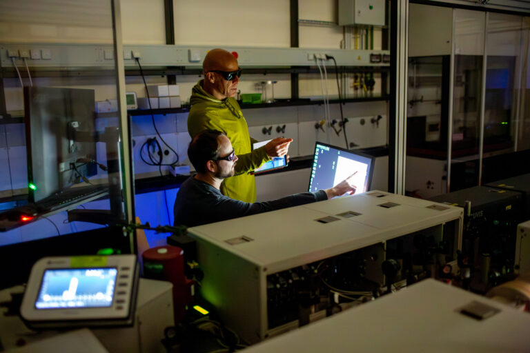 FAU-Chemiker/-innen legen mittels Druck Mechanismen der Elektronenübertragung offen – Ein wichtiger Schritt zur Steuerung der Energiekonversion und Redoxkatalyse