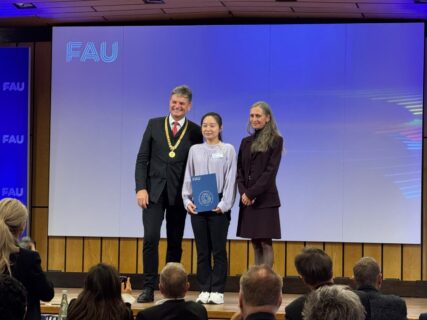 Award winner Yifan Bo between Prof. Dr. Hornegger and Prof. Dr. Bréard / FAU