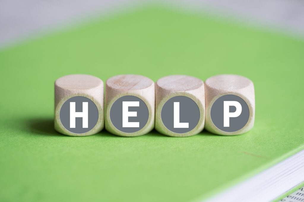 Dices with the word "H-E-L-P" (Foto: AdobeStock_108282503_fotogestoeber)
