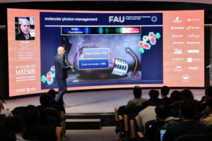 Dirk M. Guldi, Professor at Friedrich-Alexander-Universität Erlangen-Nürnberg (FAU) and Spokesperson of FAU Solar, delivered a plenary lecture at the international conference MATSUS 2026, held in Barcelona, Spain, from March 23–27, 2026. As a leading expert in the field of functional carbon-rich materials and photophysical processes, Guldi was invited to present his latest research on “Materials for Adaptive Light Management.”